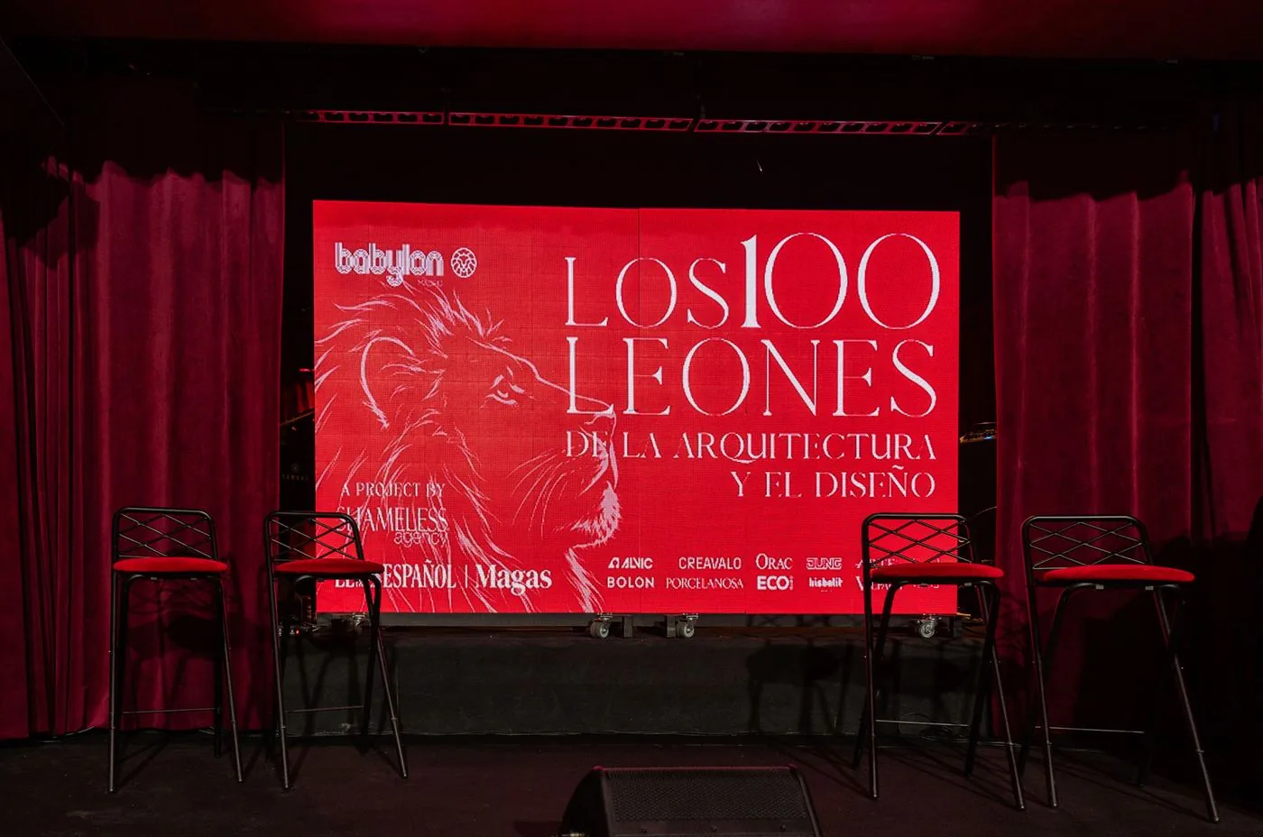 Pantalla con el cartel de Los 100 Leones de la Arquitectura y el Diseño sobre el escenario del Teatro Magno