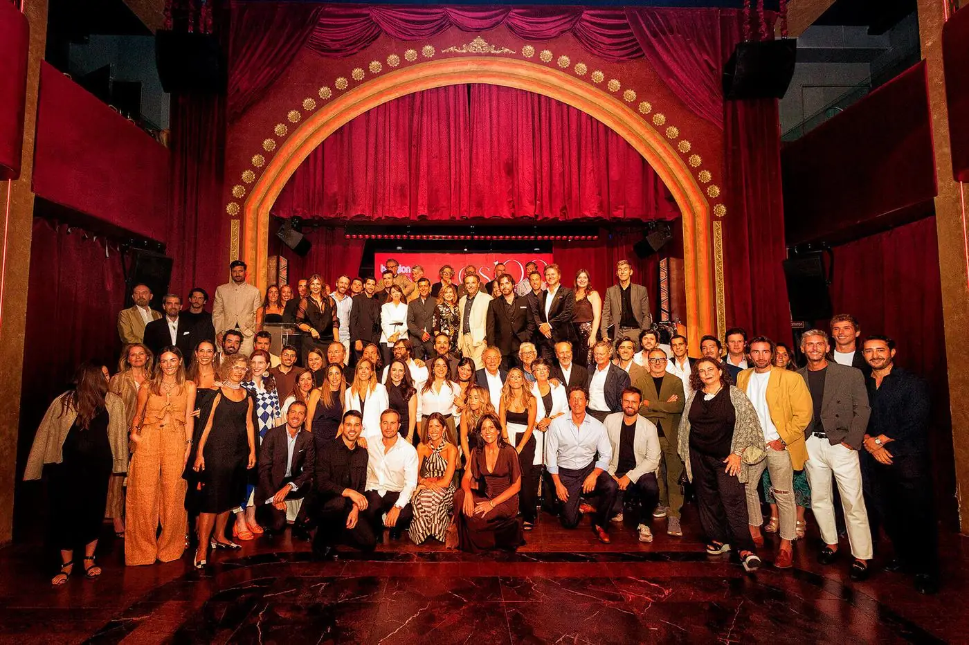 Foto de familia de los seleccionados en el escenario