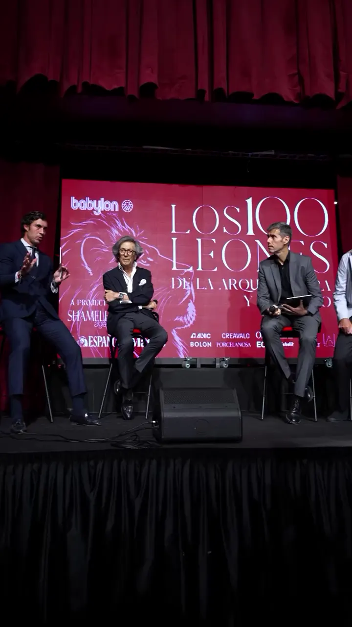 Mesa de ponentes ante el cartel de Los 100 Leones de la Arquitectura y el Diseño en el Teatro Magno