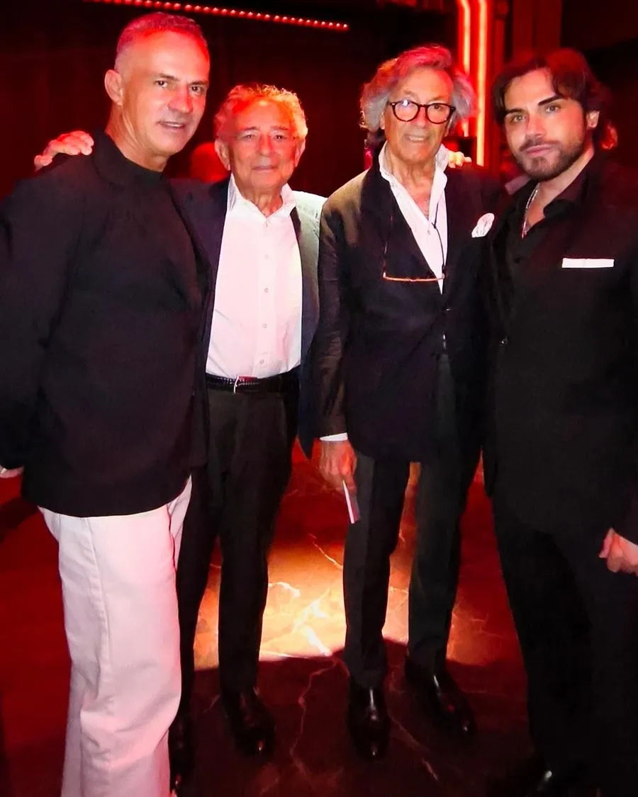 José María Carrillo con Julio Touza, Carlos Rubio Carvajal y Ramón Esteve ante el telón del Teatro Magno